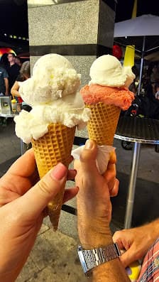 Frische Eiskugeln in der Auslage